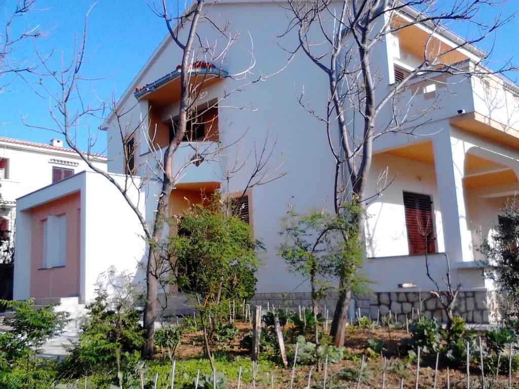 Apartments Kresimir Beauty With Shadow Trees And Parking Place Pag Town Cameră foto